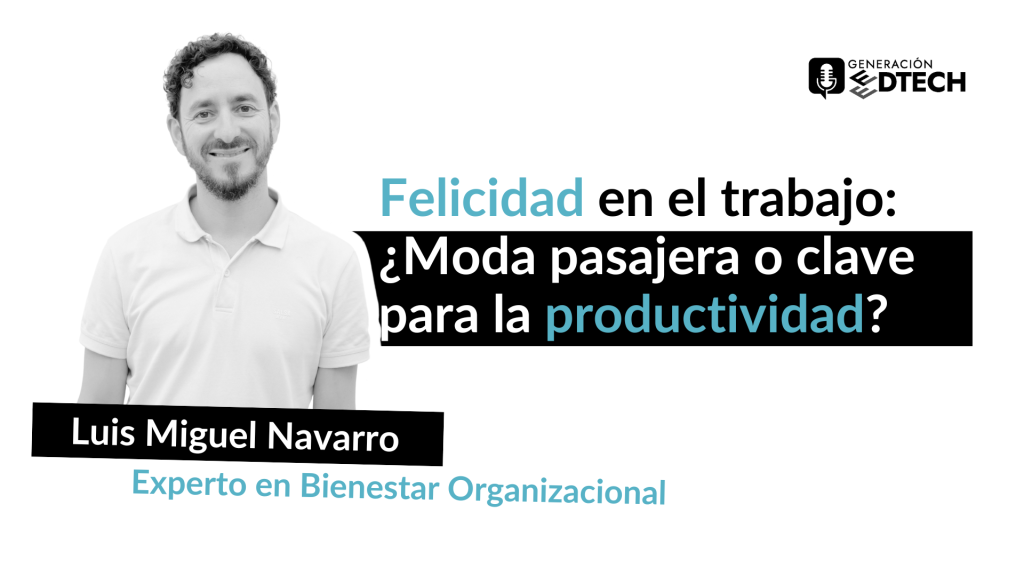 Luis Miguel Navarro sonríe frente a cámara mientras sostiene diferentes carteles sobre bienestar y felicidad en el trabajo.